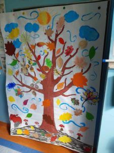 Zajęcia czytelnicze w oddziale dziecięcym brzeskiego szpitala - kolorowe, jesienne drzewo namalowane przez dzieci