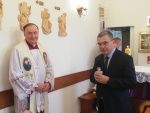 Biskup Andrzej Jeż i  Dyrektor Adam Smołucha w Kaplicy szpitalnej