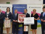 Wręczenie symbolicznego czeku w ramach  Pakietu Medycznego Małopolskiej Tarczy Antykryzysowej