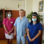 Studentki pielęgniarstwa PWUZ w Nowym Targu z dyrektorem Adamem Smołuchą