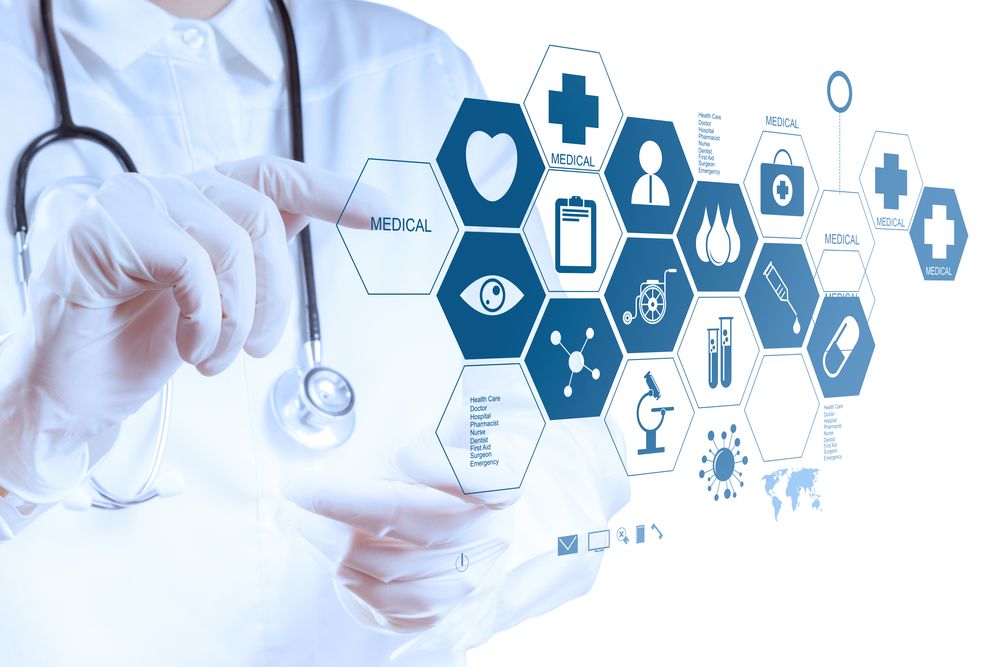 ręce w białych rękawiczkach osoby ze stetoskopem na szyi personelu medycznego klikająca w przeźroczysty ekran z ikonami medycznymi