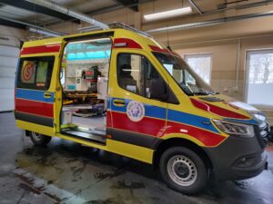 nowy ambulans z otwartymi drzwiami bocznymi