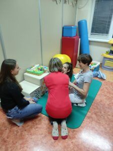 fizjoterapeutki w czasie ćwiczeń z dzieckiem na macie