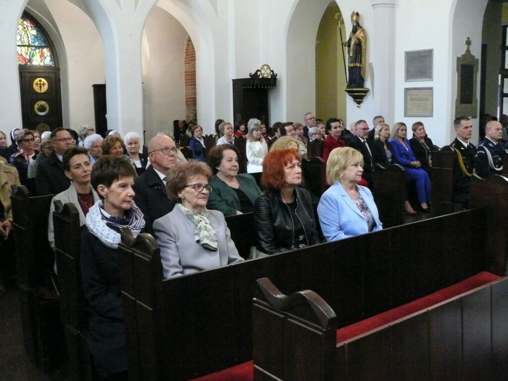 uczestnicy obchodów w czasie Mszy Świętej