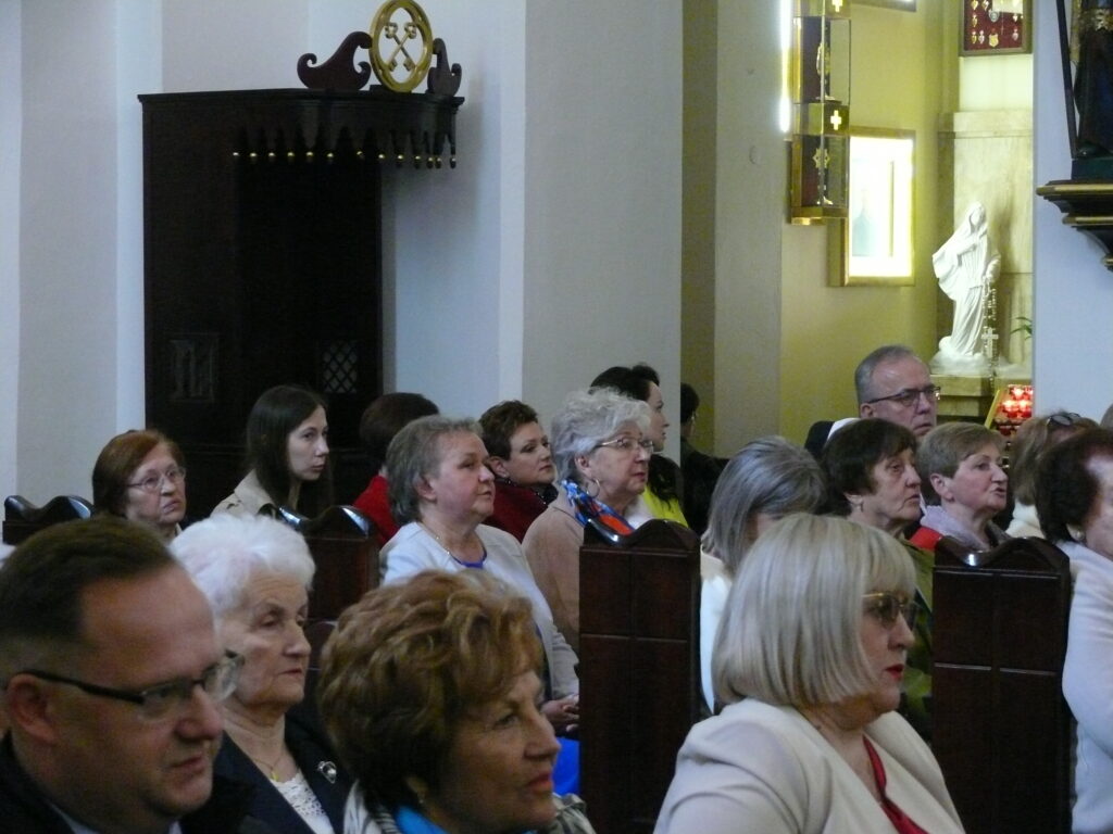 uczestnicy obchodów w czasie Mszy Świętej