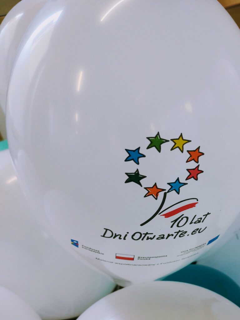 biały balon z logo dni funduszy europejskich