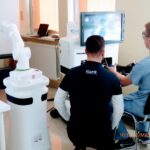 urolog w trakcie ćwiczeń z użyciem robota