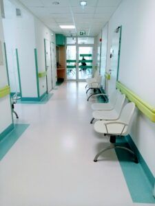 korytarz poradni dziecięcej z krzesełkami dla pacjentów w kolorach biało turkusowych