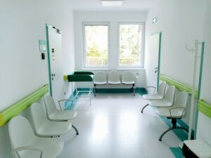 poczekalnia w poradni dziecięcej z krzesłami dla pacjentów i przewijakiem dla dzieci