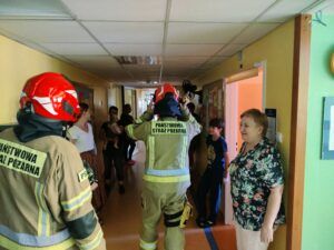 strażacy w oddziale dziecięcym podczas ewakuacji personelu i pacjentów