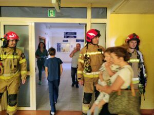 strażacy w oddziale dziecięcym podczas ewakuacji personelu i pacjentów
