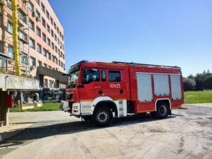 wóz strażacki pod szpitalem przed ewakuacją pacjentów