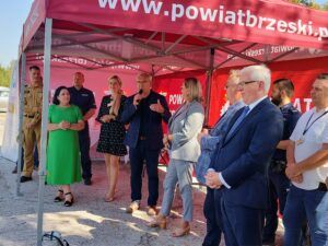 Starosta Brzeski Andrzej Potępa wraz z dyrekcją i gośćmi w czasie ćwiczeń