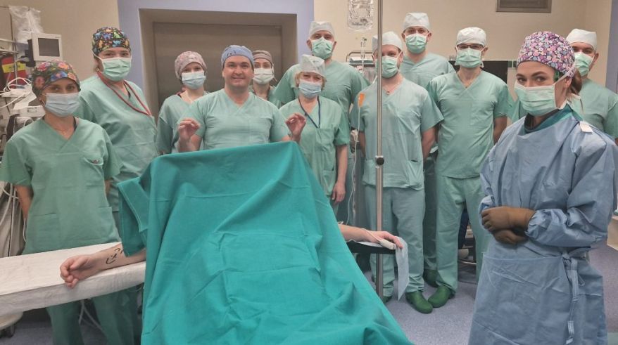 zespół lekarsko-pielęgniarski na sali operacyjnej